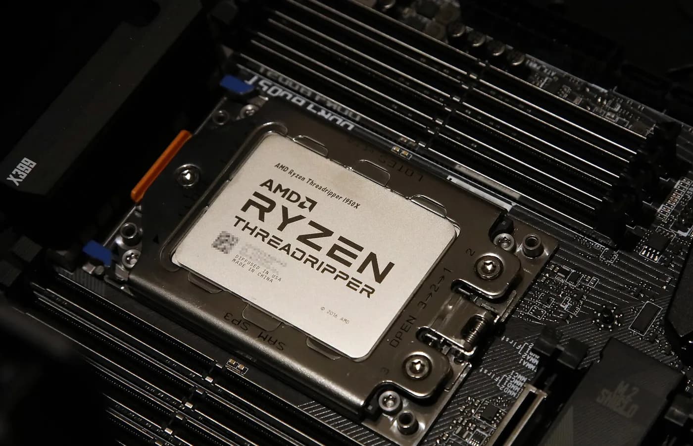 CPU AMD Ryzen Threadripper lắp trên mainboard